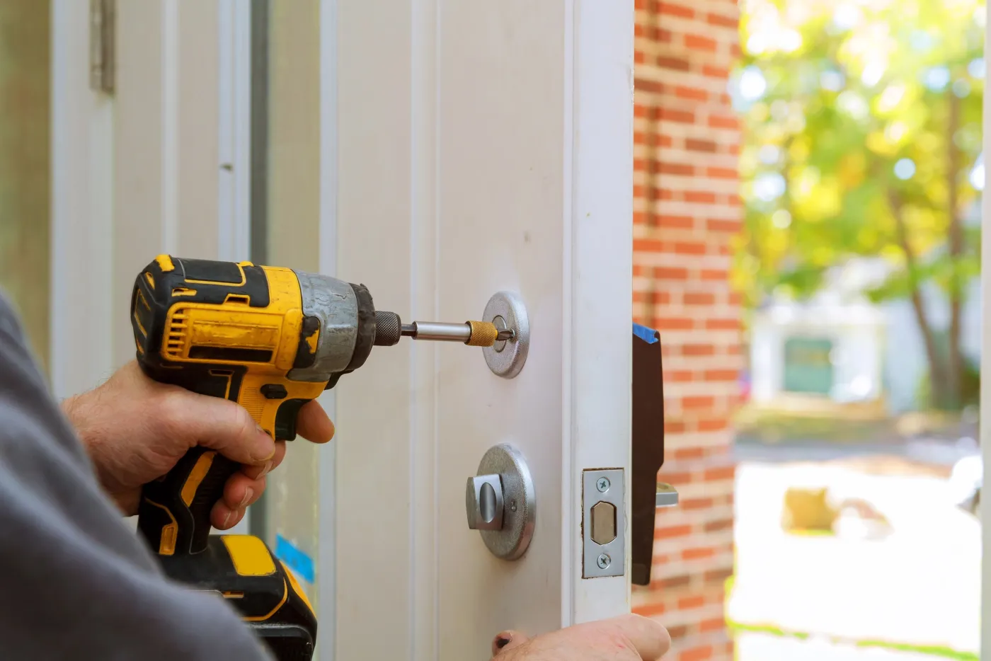 Réglage des points d'une serrure multipoints sur une porte d'entrée à Plaisir